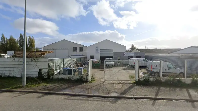 Vue de la rue devant Apogée Automobiles, La Chapelle-sur-Erdre