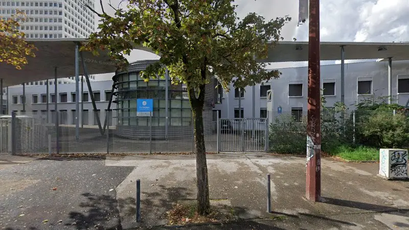 Vue de la rue devant Cap Peinture En Carrosserie, Grenoble
