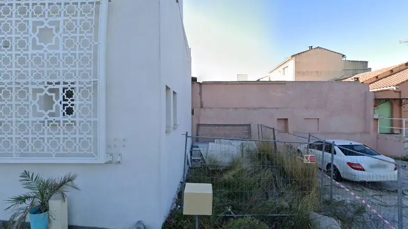 Vue de la rue devant Garage Du Canal, Port-de-Bouc