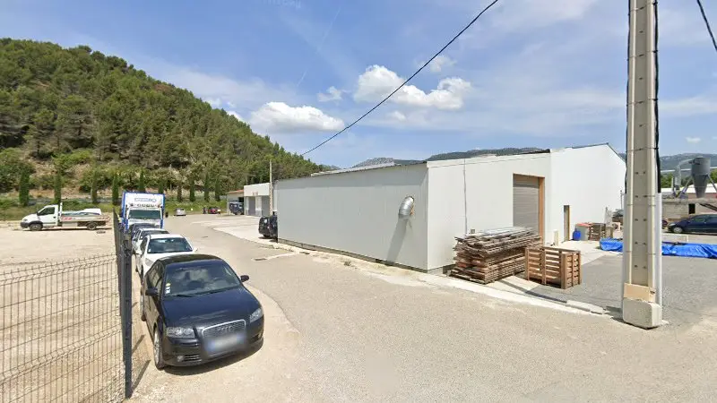 Vue de la rue devant 2A Véhicules Anciens, Buis-les-Baronnies