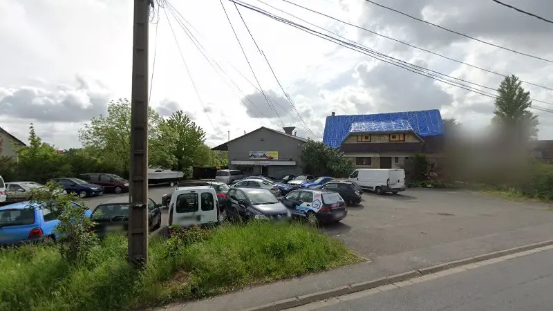 Vue de la rue devant Auto Leuville Concept, Leuville-sur-Orge