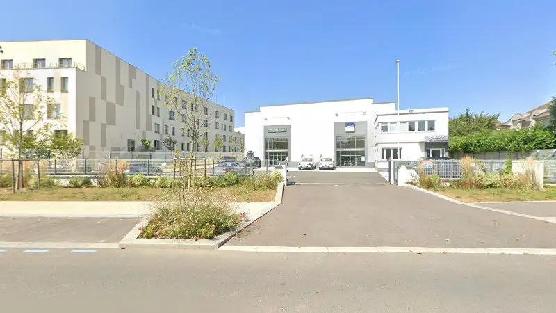 Vue de la rue devant Réparateur Agréé Jaguar - AVVB AUTOMOBILES, Roissy-en-France