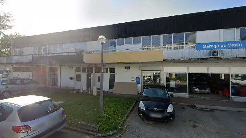 Vue de la rue devant Garage vexin osny, Cergy