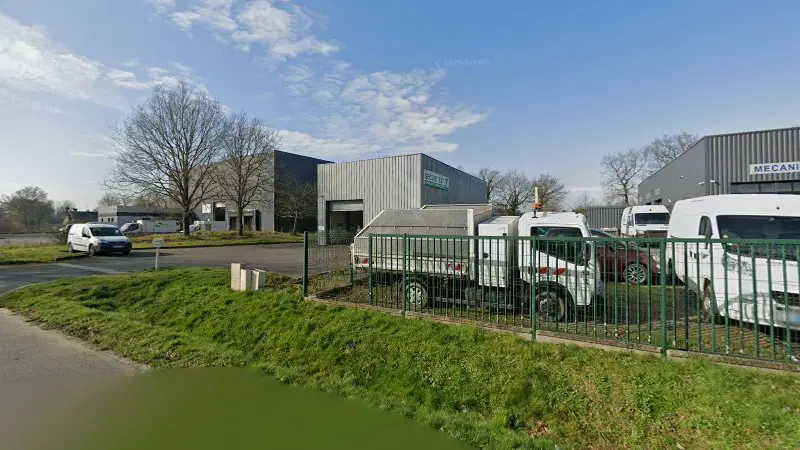 Vue de la rue devant Sécuritest Contrôle Technique Automobile St Erblon | Auto - Moto - VSP, Saint-Erblon
