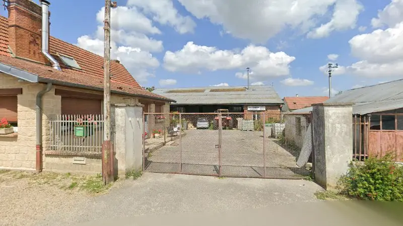 Vue de la rue devant Garage Radzieta, Pontavert