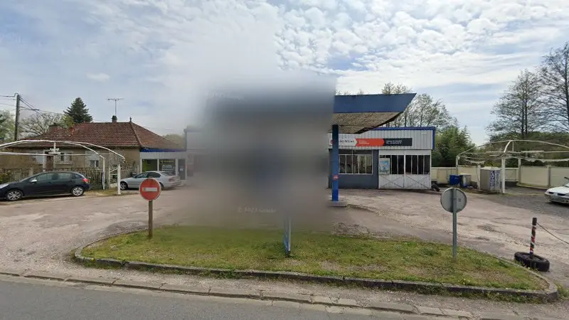 Vue de la rue devant Garage du square, La Guerche-sur-l'Aubois
