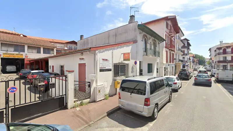 Vue de la rue devant Carrosserie Prieto, Saint-Jean-de-Luz
