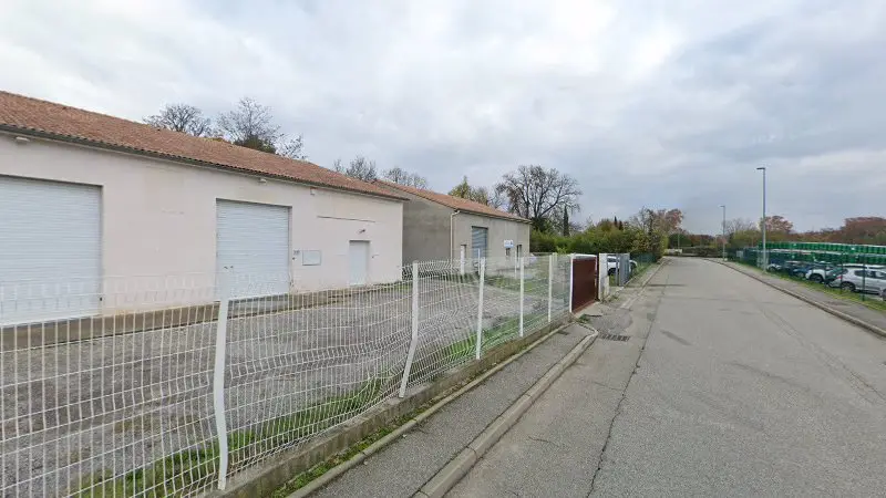 Vue de la rue devant Garage des Près, Tain-l'Hermitage