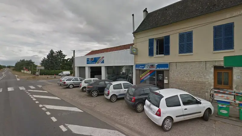 Vue de la rue devant Garage GT auto, Bouconvillers
