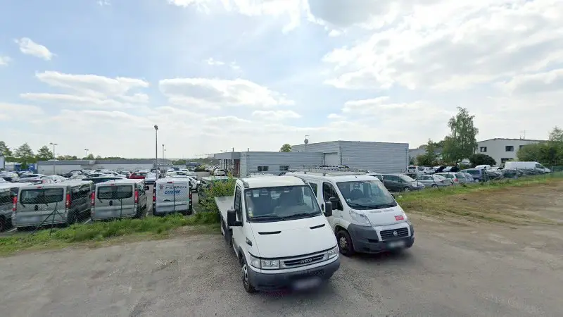 Vue de la rue devant CARLYSS partenaire Service de GCA RENNES Toyota, Vitré