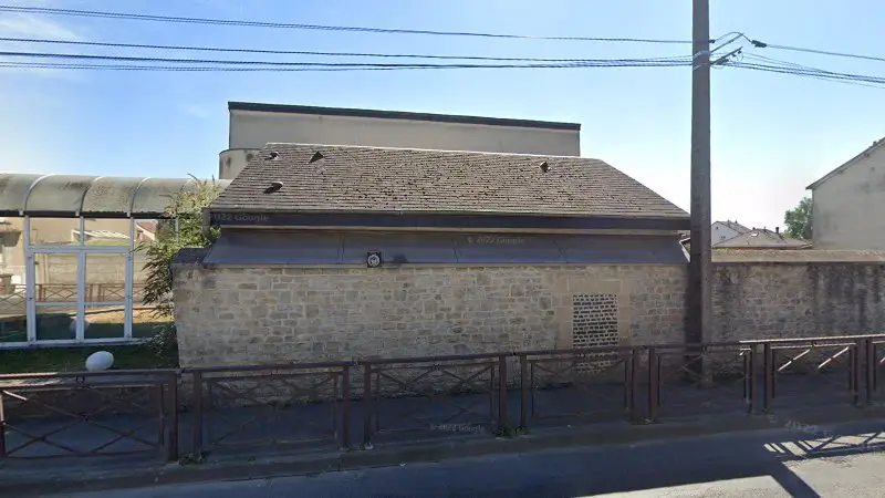 Vue de la rue devant Garage Avatacar Charleville Mezieres, Charleville-Mézières