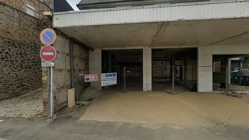 Vue de la rue devant Garage Yves Bouvier, Fougères