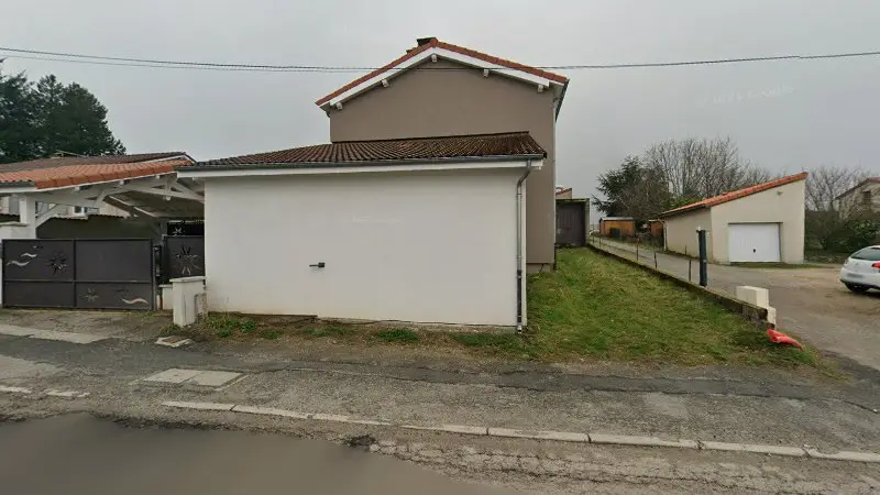 Vue de la rue devant L'auto du fau, Saint-Just-Malmont