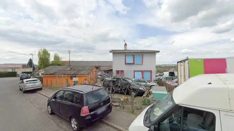 Vue de la rue devant B&G AUTOS 71, Montceau-les-Mines