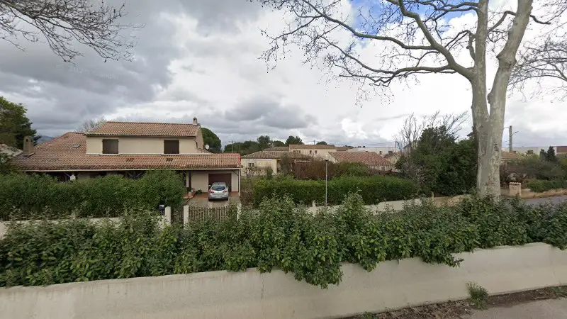 Vue de la rue devant Garage Peugeot et Citroën, Gignac