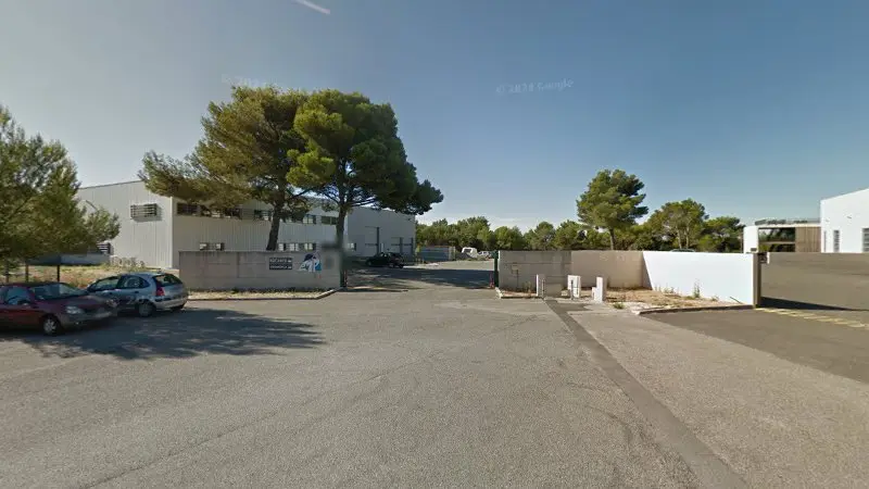 Vue de la rue devant SDM - Service Diagnostic et Mécanique, Signes