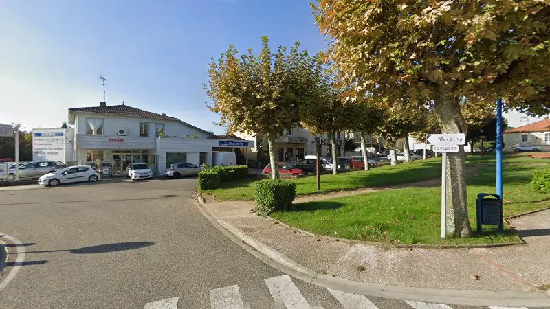 Vue de la rue devant Carrosserie AD, Castéra-Verduzan