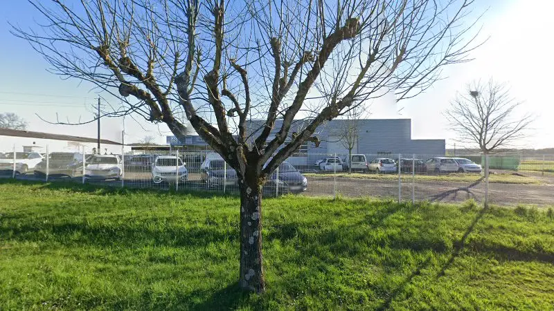 Vue de la rue devant GAMBETTA SPORT AUTO SARL Volkswagen, Barbezieux-Saint-Hilaire