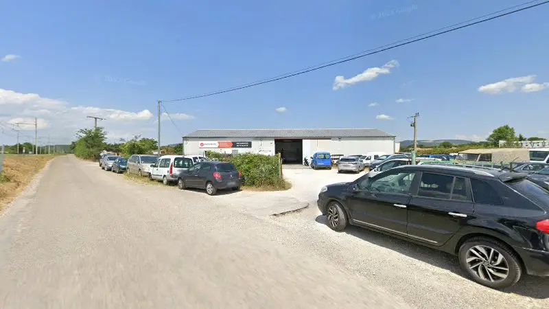 Vue de la rue devant GARAGE EUROREPAR Car Service SAS MECASERVICE, Donzère