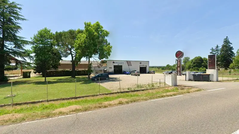 Vue de la rue devant Carrosserie Monpouillan, Virazeil