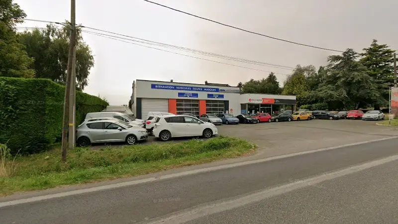 Vue de la rue devant Igol Reparations Automobiles, Ploufragan