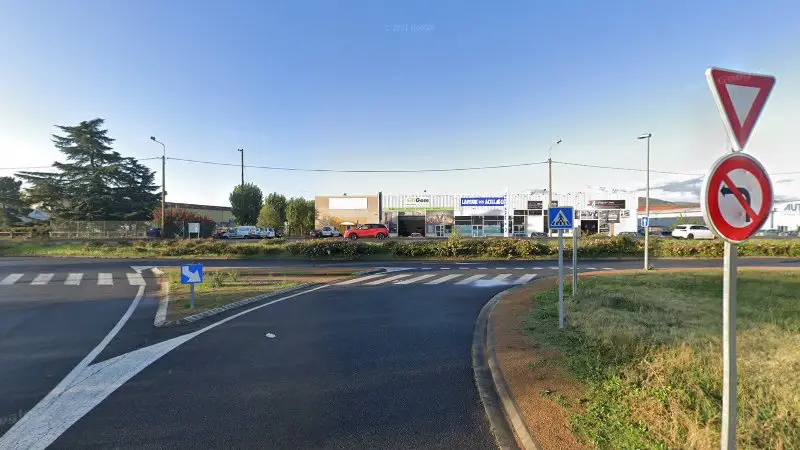 Vue de la rue devant New Galaxy Tires, Cournon-d'Auvergne