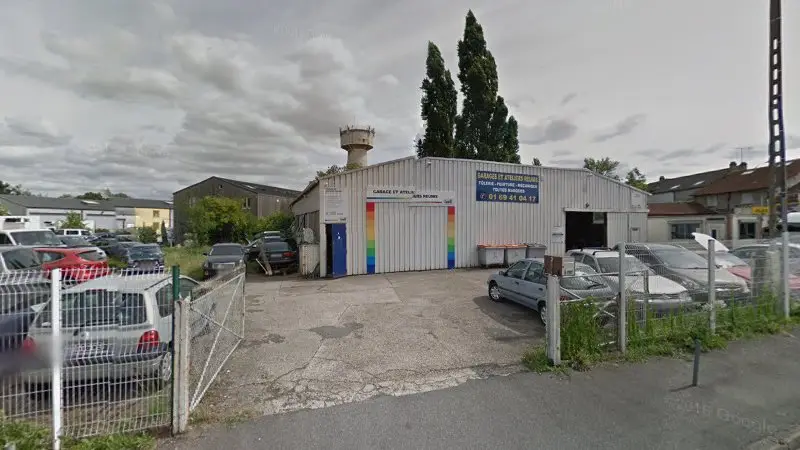 Vue de la rue devant AXIAL Garages et Ateliers Réunis, Saclay