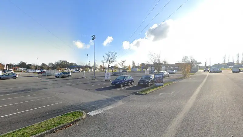 Vue de la rue devant Autosecuritas, Mehun-sur-Yèvre
