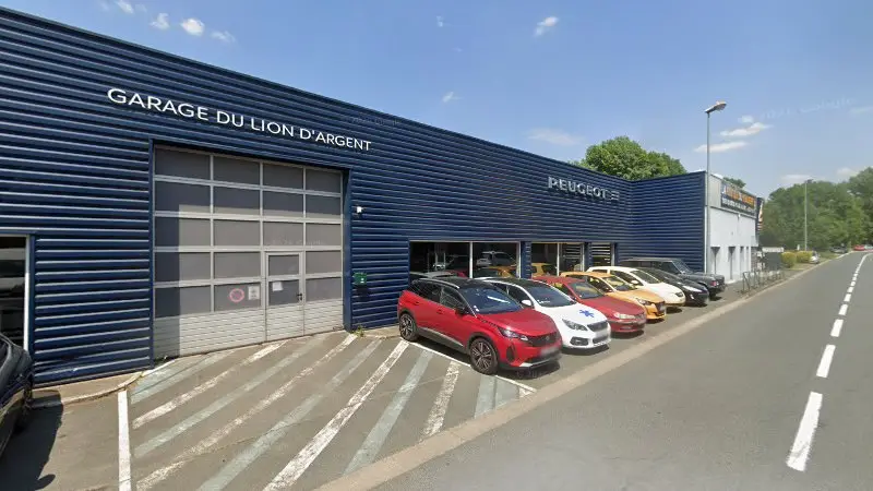 Vue de la rue devant Garage Du Lion D'argent Peugeot La Châtre, Montgivray