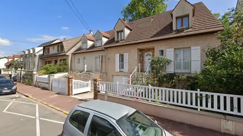 Vue de la rue devant AUTOBOSSES-FRANCE, Livry-Gargan