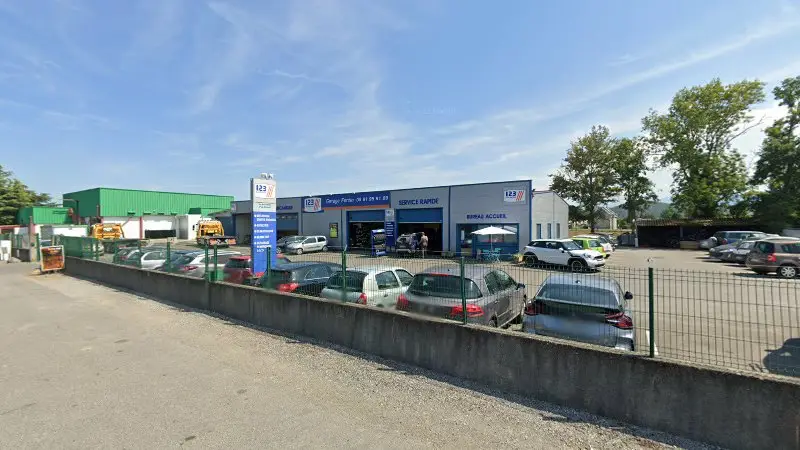 Vue de la rue devant 1,2,3 Auto Service, Montréjeau