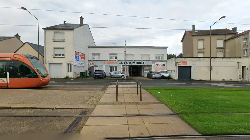 Vue de la rue devant Garage L.C Automobiles SARL, Le Mans