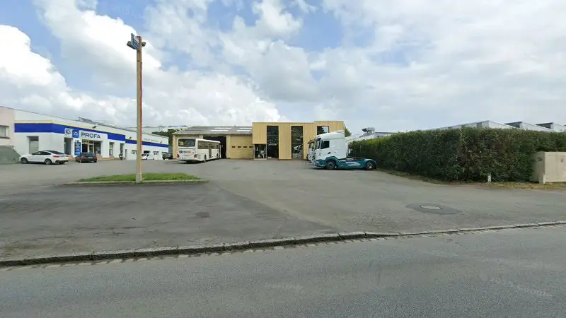 Vue de la rue devant Profa Diesel Service Bosch, Fougères