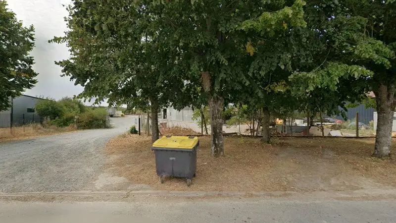 Vue de la rue devant Aquitaine pneumatiques, Saint-Georges-du-Bois