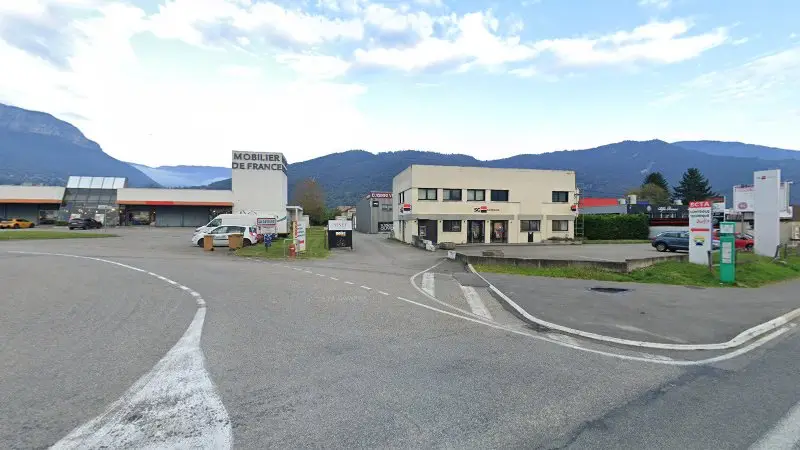 Vue de la rue devant S.C.T.A Savoie Controle Technique Automobiles, La Ravoire