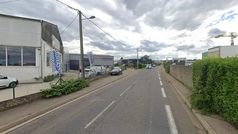 Vue de la rue devant Carrosserie du 7ème, Saint-Genis-Laval