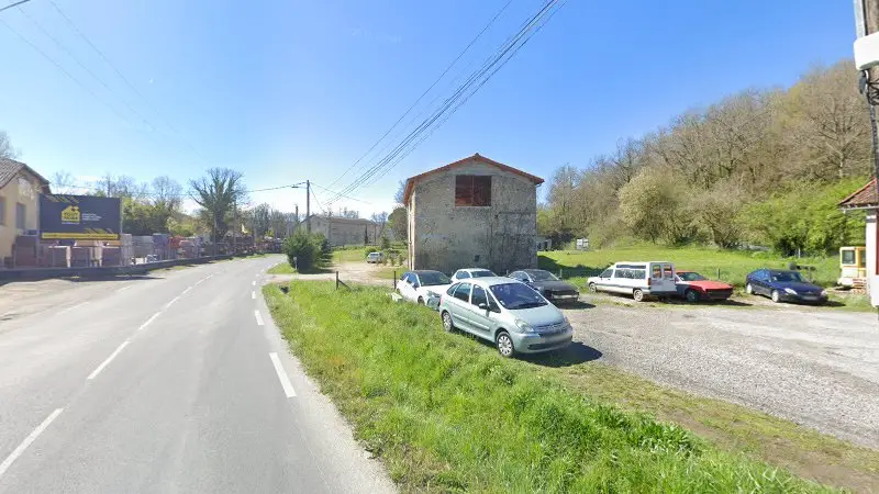 Vue de la rue devant Salies Carrosserie, Salies-du-Salat