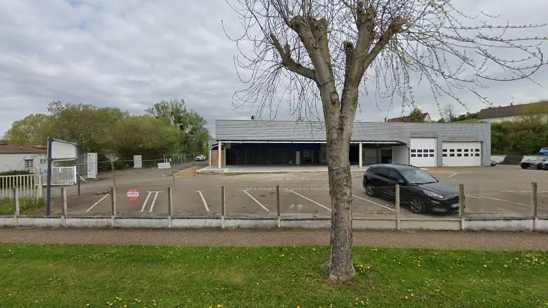 Vue de la rue devant Concessionnaire Ford : Garage de L'Huisne, Arcisses