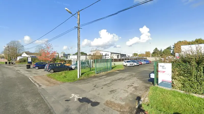 Vue de la rue devant Auto 49000 garage, Verrières-en-Anjou