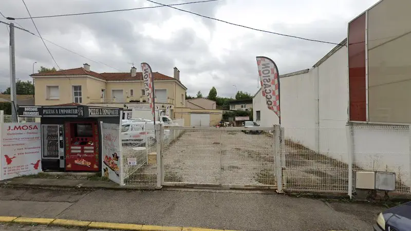 Vue de la rue devant M.I AUTOS 42, Firminy