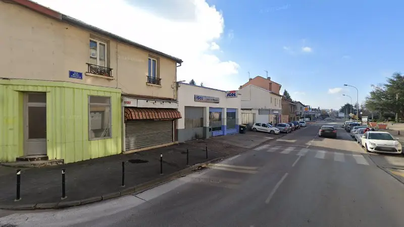 Vue de la rue devant Igol Garage Montrambert, Le Chambon-Feugerolles