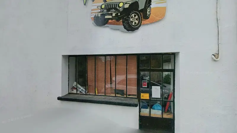 Vue de la rue devant Garage Sud Auto, Savignac-les-Églises