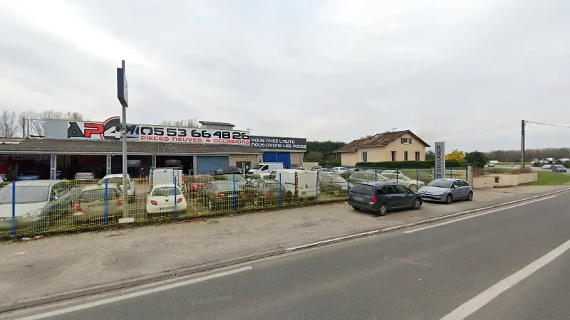 Vue de la rue devant Vous Avez L'auto, Colayrac-Saint-Cirq