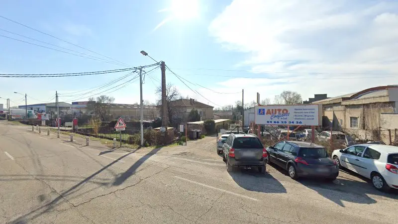 Vue de la rue devant Auto Confiance du Gard, Saint-Hilaire-de-Brethmas
