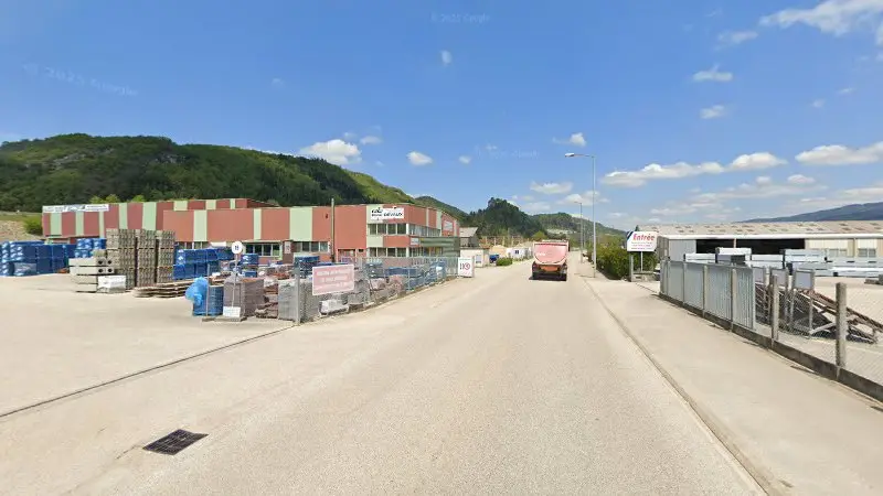 Vue de la rue devant Mécanique Moules R Devaux, Montréal-la-Cluse