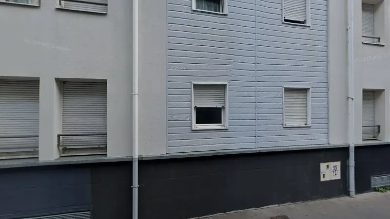 Vue de la rue devant Les Petits Remorqueurs - Dépannage Remorquage Automobile, Nantes