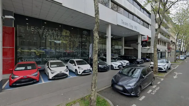Vue de la rue devant Lexus at Réparateur Agréé, Boulogne-Billancourt