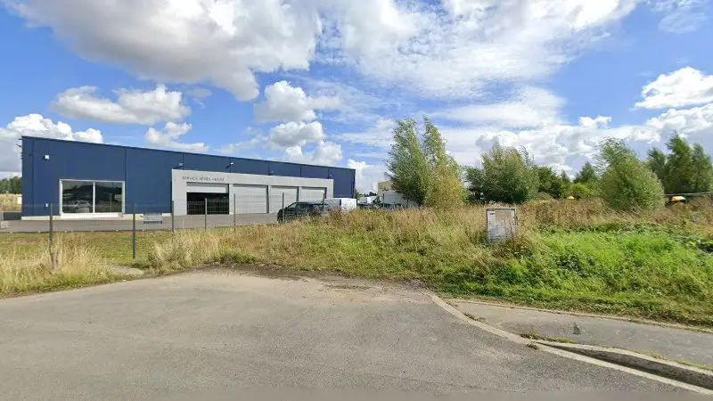 Vue de la rue devant UTILÉO (59) - Vente Utilitaires & Garage, Ennevelin