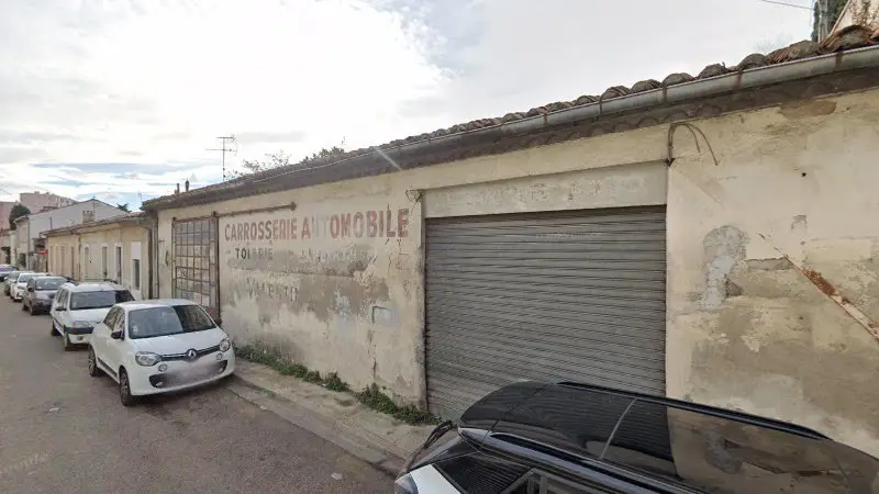 Vue de la rue devant carrosserie Automobile, Nîmes