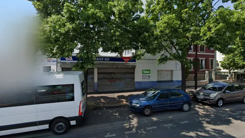 Vue de la rue devant Glass Auto Service, Livry-Gargan